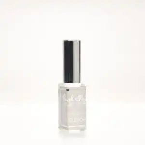 Eine kleine, klare Glasflasche mit silbernem Verschluss, die parfümiertes Badeöl enthält. Auf dem Etikett steht „Badeöl mini 10ml“. Der Hintergrund ist schlicht weiß.