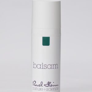 Eine weiße, zylindrische Flasche mit weißem Deckel, auf der in Kleinbuchstaben „Balsam Mini Airless 15 ml“ steht. Darunter steht „Rudel Stier“ und „Natur + Wissenschaft“. Die Flasche hat oben ein grünes Rechteck. Der Hintergrund ist schlicht und weiß.
