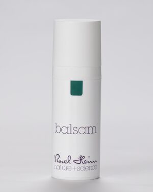 Eine weiße, zylindrische Flasche mit weißem Deckel, auf der in Kleinbuchstaben „Balsam Mini Airless 15 ml“ steht. Darunter steht „Rudel Stier“ und „Natur + Wissenschaft“. Die Flasche hat oben ein grünes Rechteck. Der Hintergrund ist schlicht und weiß.