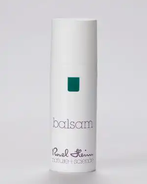 Eine weiße, zylindrische Flasche mit weißem Deckel, auf der in Kleinbuchstaben „Balsam Mini Airless 15 ml“ steht. Darunter steht „Rudel Stier“ und „Natur + Wissenschaft“. Die Flasche hat oben ein grünes Rechteck. Der Hintergrund ist schlicht und weiß.