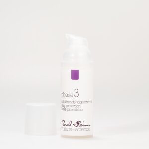 Eine weiße Gesichtscremeflasche mit Pumpspender mit der Aufschrift „schützende Tagescreme 50ml airless“ der Marke „Raoul Hein nature + science“. Die Flasche steht aufrecht, der Verschluss daneben auf einem schlichten weißen Hintergrund.