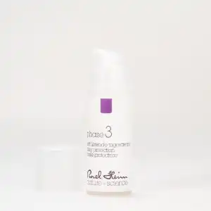 Eine weiße Gesichtscremeflasche mit Pumpspender mit der Aufschrift „schützende Tagescreme 50ml airless“ der Marke „Raoul Hein nature + science“. Die Flasche steht aufrecht, der Verschluss daneben auf einem schlichten weißen Hintergrund.