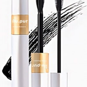 hautquartier Die 2-in-1-Mascara – Länge & Volumen – ilu.pur F verfügt über einen offen präsentierten, weiß-goldenen zylindrischen Behälter mit zwei schwarzen Stäbchen, die vor einem schwarzen Pinselstrich-Hintergrund beeindruckende Länge und Volumen zur Schau stellen und so das kräftige Pigment betonen.