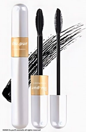 hautquartier Die 2-in-1-Mascara – Länge & Volumen – ilu.pur F verfügt über einen offen präsentierten, weiß-goldenen zylindrischen Behälter mit zwei schwarzen Stäbchen, die vor einem schwarzen Pinselstrich-Hintergrund beeindruckende Länge und Volumen zur Schau stellen und so das kräftige Pigment betonen.