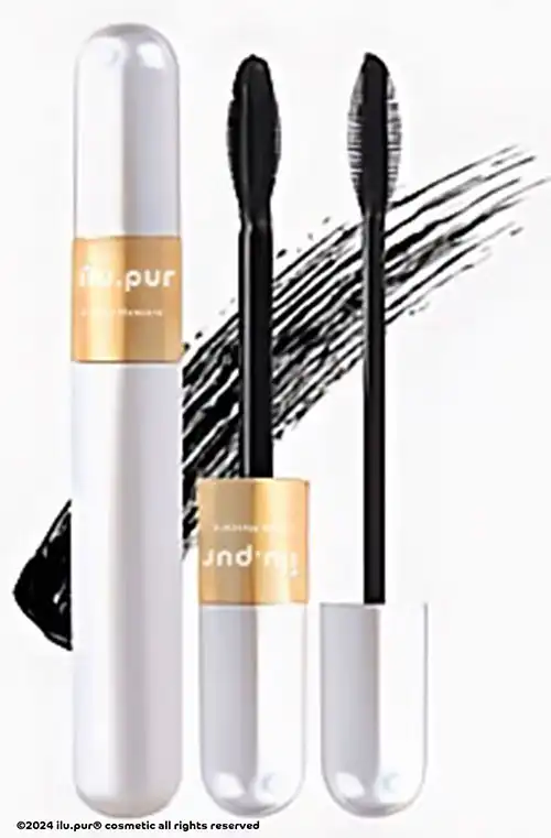 hautquartier Die 2-in-1-Mascara – Länge & Volumen – ilu.pur F verfügt über einen offen präsentierten, weiß-goldenen zylindrischen Behälter mit zwei schwarzen Stäbchen, die vor einem schwarzen Pinselstrich-Hintergrund beeindruckende Länge und Volumen zur Schau stellen und so das kräftige Pigment betonen.